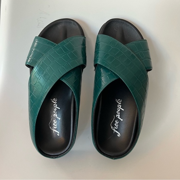 🐊 Free People Green Faux Croc Platform Slides Sz 38 | Bold Streetwear Sandals - Picture 1 of 11